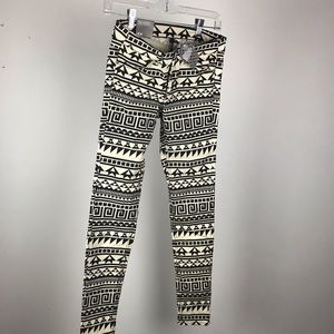 Women’s NWT Tribal Print Skinny Jeans size 6
